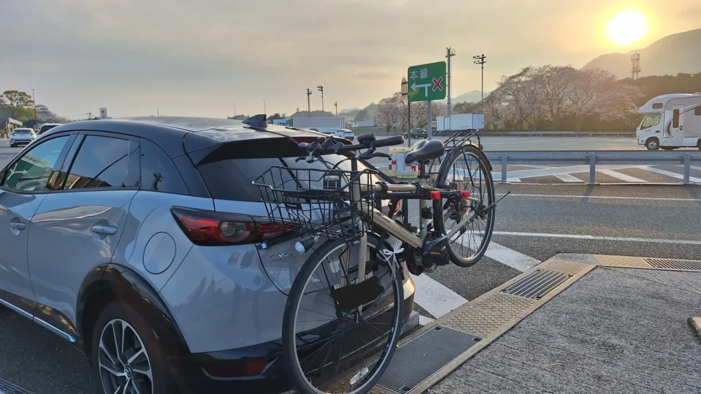 コンパクトSUVにAllen Sports 102DN-Rを取り付けて自転車を引っ越し輸送している様子