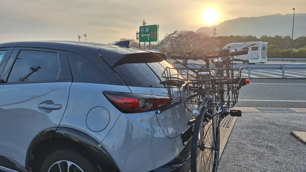 コンパクトSUVにAllen Sports 102DN-Rを取り付けて自転車を引っ越し輸送している様子
